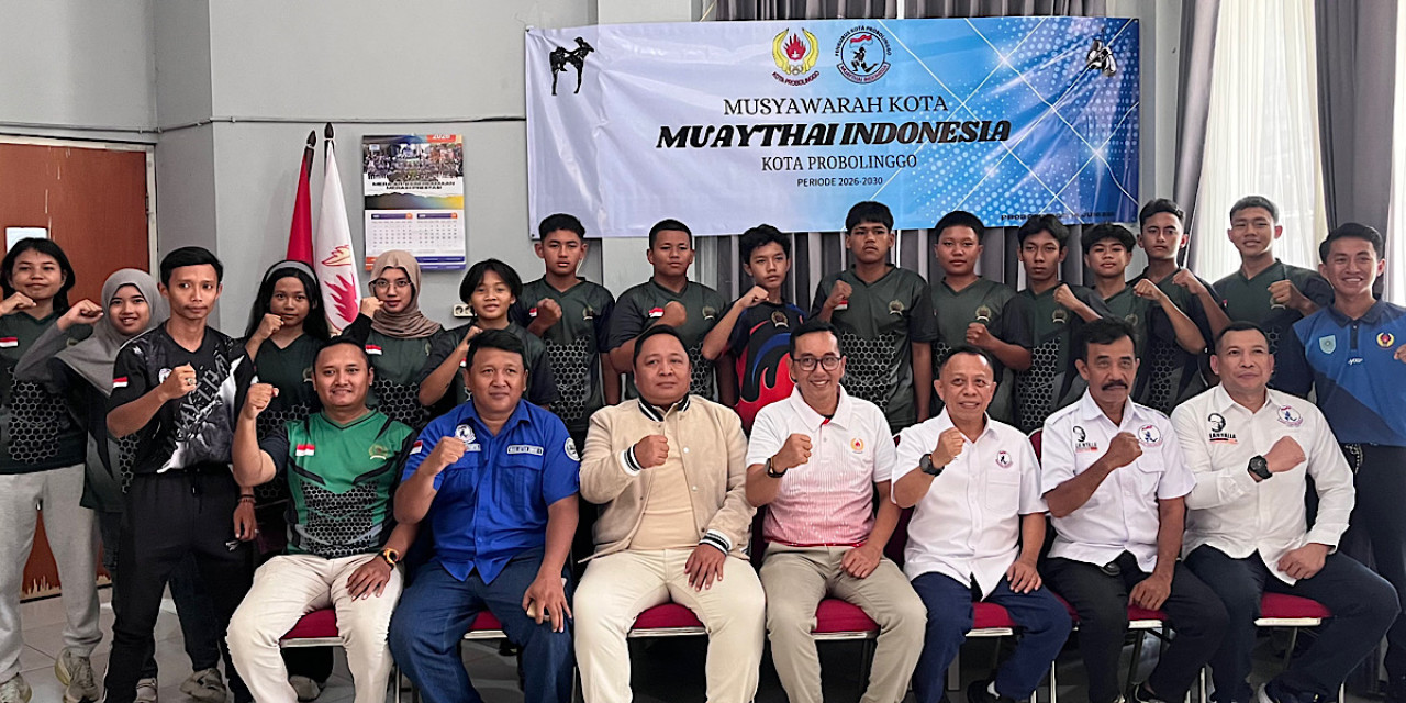 Heri Poniman (jaket krem) usai menerima surat keputusan menjadi ketua Muaythai Kota Probolinggo. (Foto: Ide Farid/jatimnow.com)