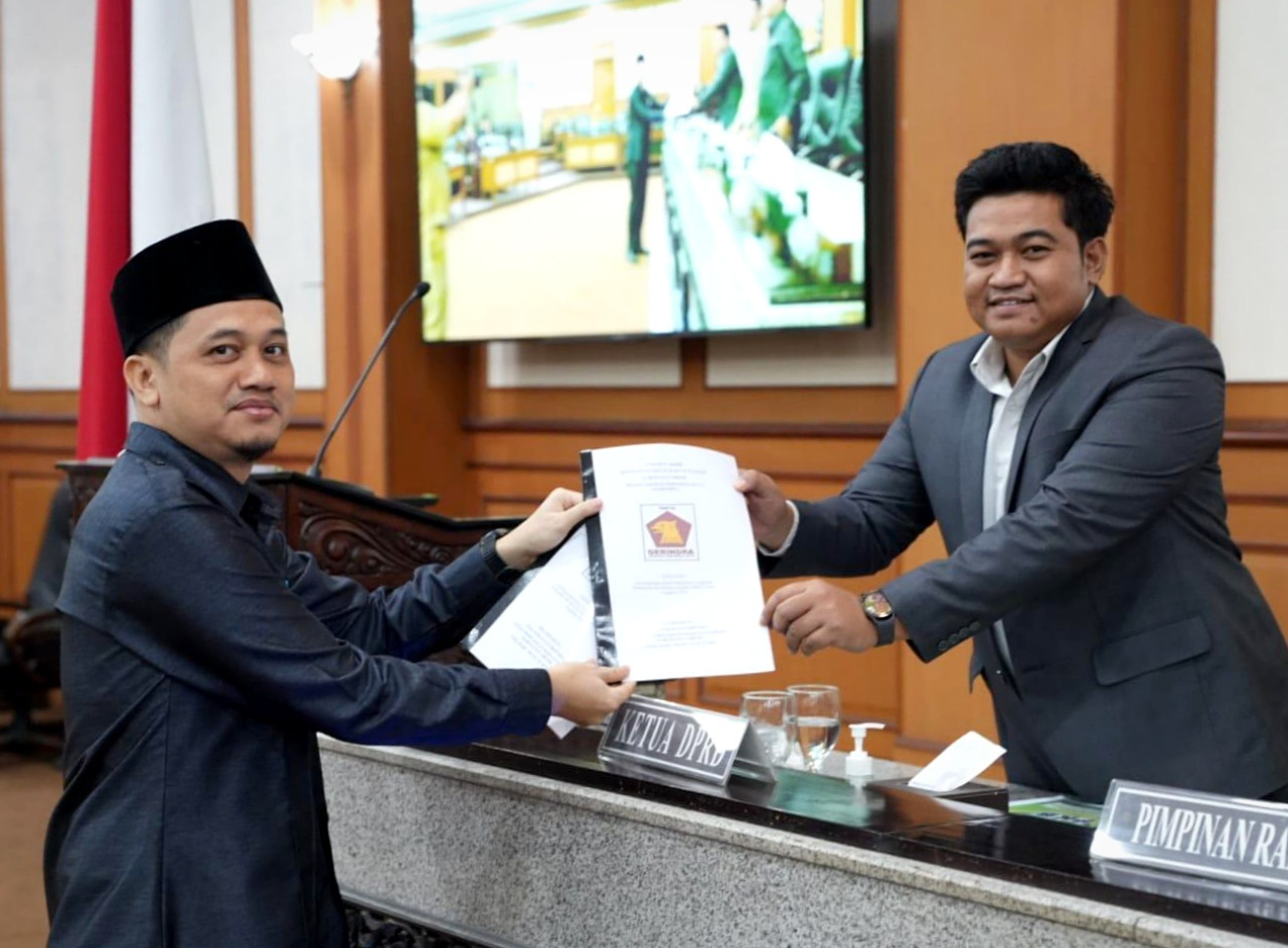 Fraksi Gerindra, Muhammad Kurdi saat memberikan hasil pendapat fraksi kepada Ketua DPRD Gresik, Muhammad Syahrul Munir. (Foto: DPRD Gresik/jatimnow.com)