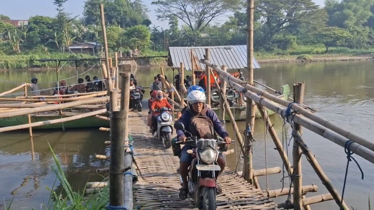 Warga Kediri Serbu Perahu Tambang Imbas Penutupan Jembatan Kaliombo I