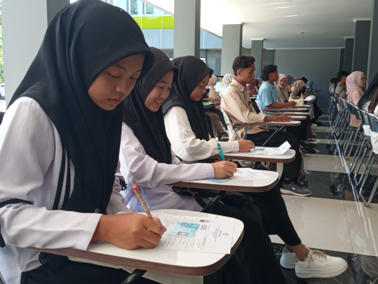 Peserta UM-PTKIN di UIN KHAS Jember saat mengerjakan soal ujian. (Foto: Sugianto/jatimnow.com)