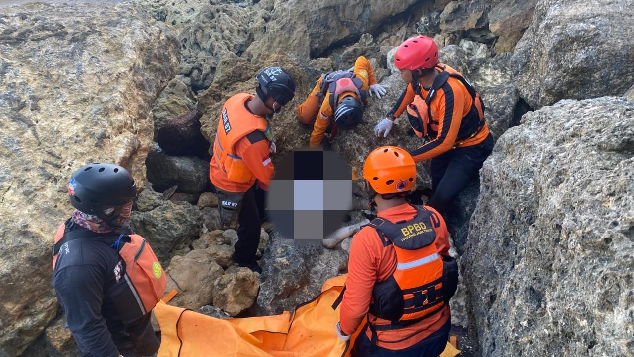 Jenazah Santriwati Asal Kediri yang Terseret Ombak di Blitar Ditemukan