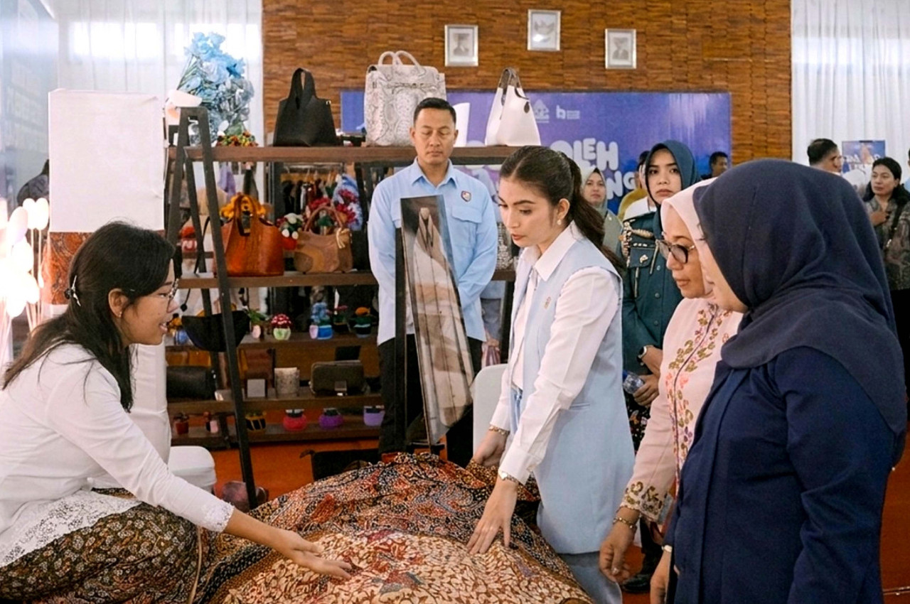 Istri Wakil Presiden RI, Selvi Ananda Gibran, saat melihat batik UMKM Rumah BUMN SIG pada Kartini Expo di Komplek Museum Kartini, Kabupaten Rembang, Jawa Tengah. (Foto: SIG for jatimnow.com)