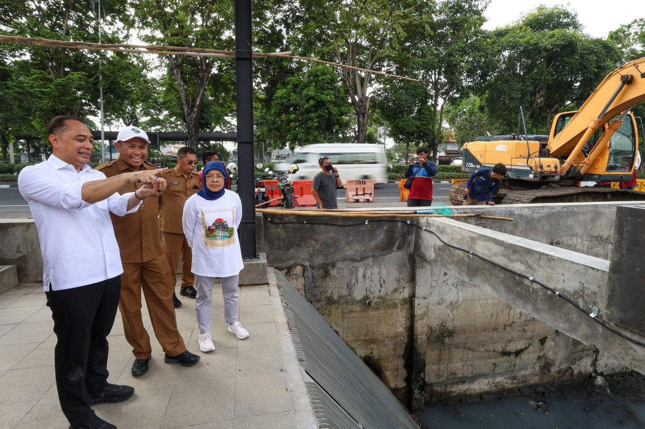 Wali Kota Surabaya Eri Cahyadi saat meninjau rumah pompa (foto: Diskominfo Surabaya for jatimnow.com)