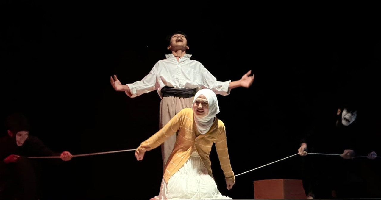 Aktor Sabda Theatre menampilkan adegan pementasan Kuning dalam rangka Dies Natalis ke-30 Sabda Theatre UIN Sunan Ampel Surabaya, Minggu (7/6/2026). Naskah tersebut mengisahkan pergulatan seorang anak dengan ambisi dan godaan yang menjauhkannya dari keluarga, sekaligus menjadi refleksi tentang pilihan hidup dan makna kasih sayang orang tua. (Foto: Isnan for jatimnow.com)