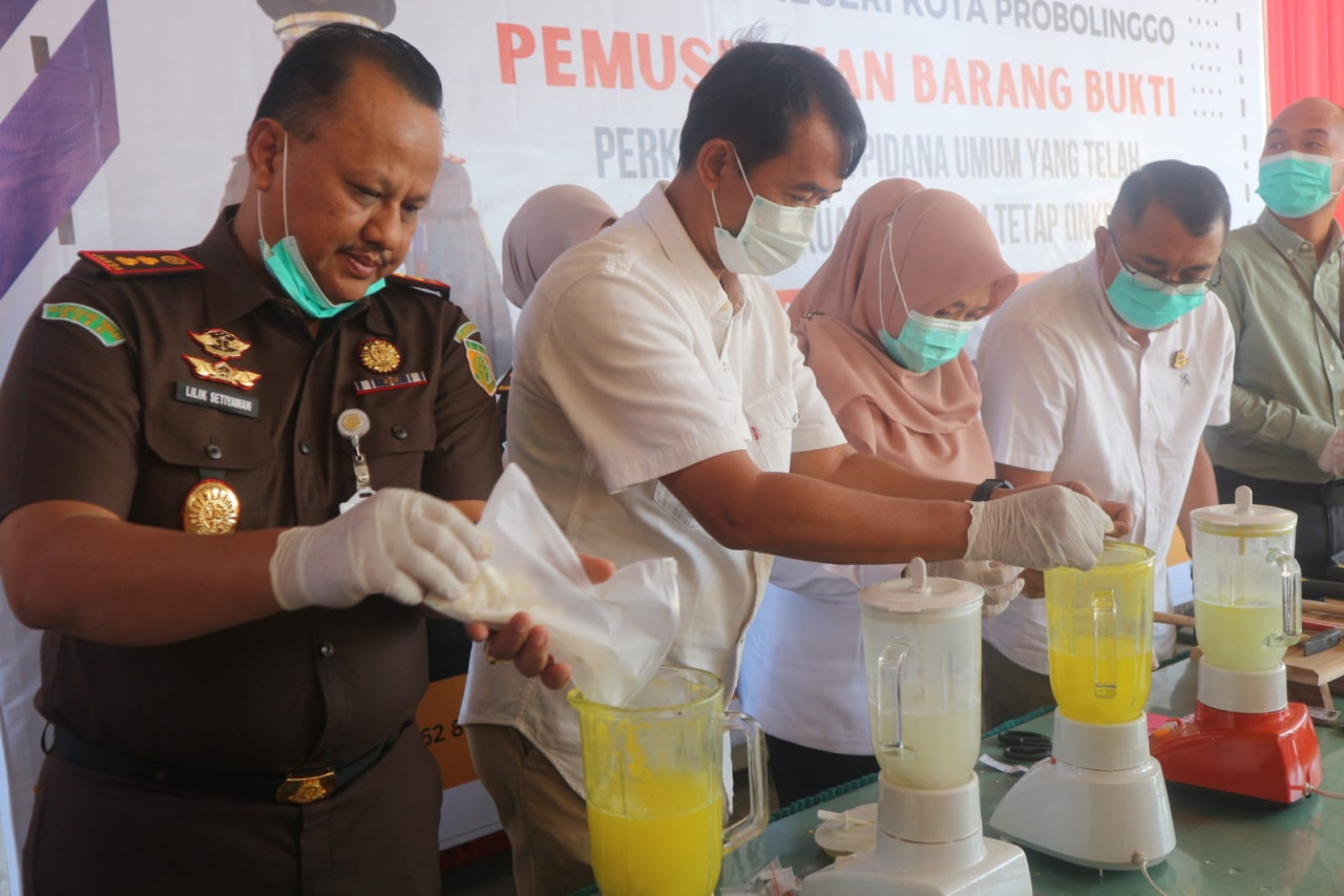 Kejari Kota Probolinggo Musnahkan Barang Bukti Sabu, Sajam dan Bondet
