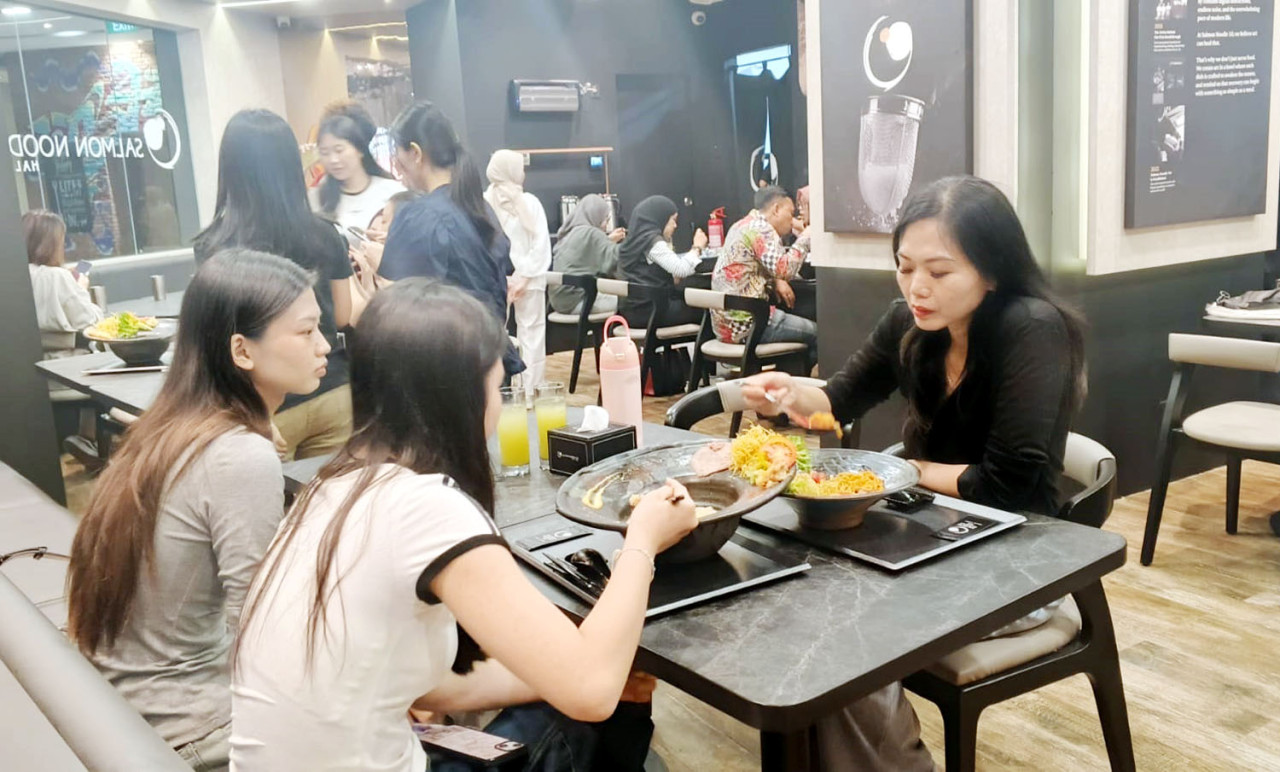 Salmon Noodle 3.0 Halal Label Buka Cabang Pertama di Surabaya
