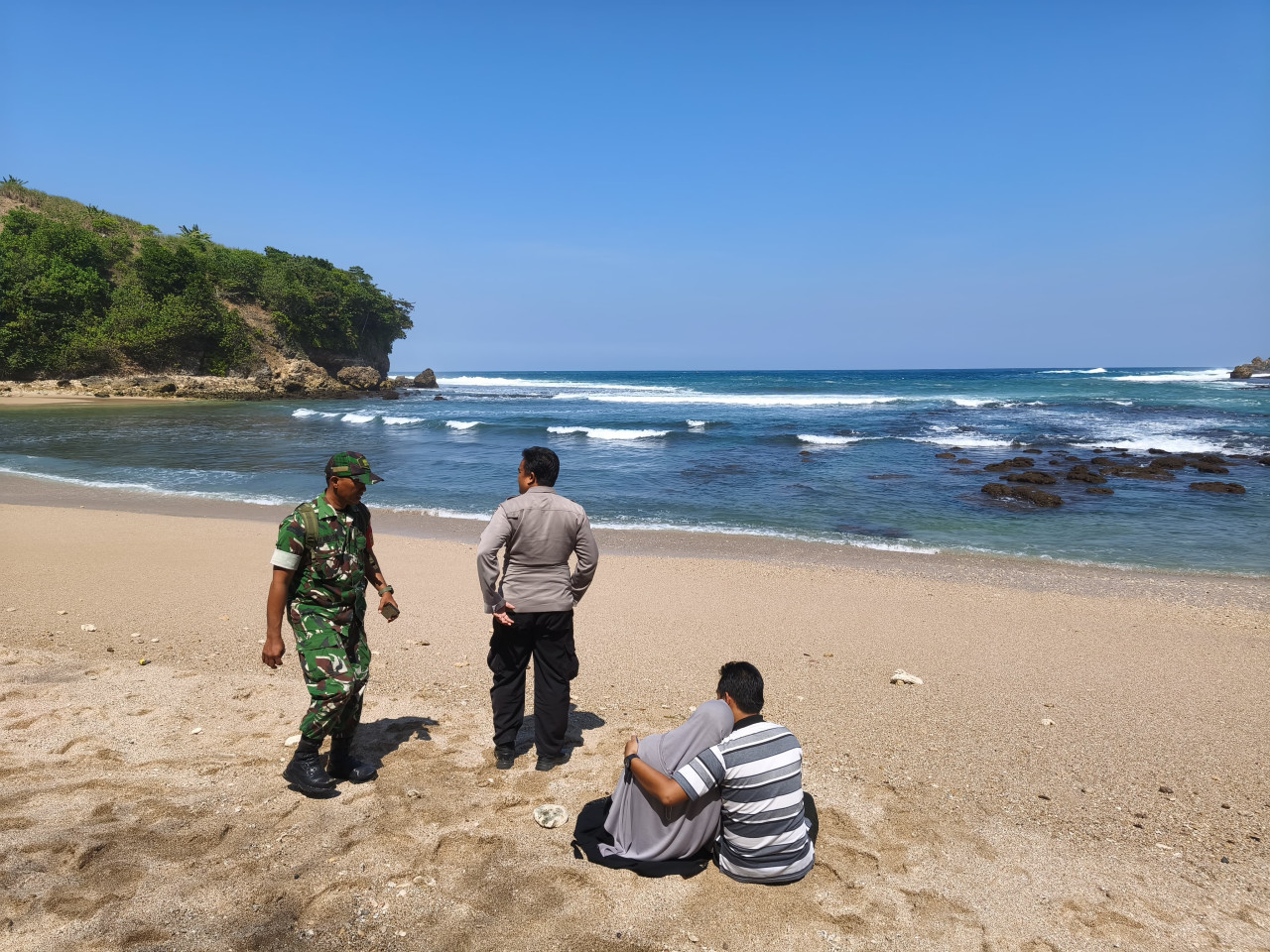 Santriwati Asal Kediri Hilang Terseret Ombak di di Pantai Pangi Blitar