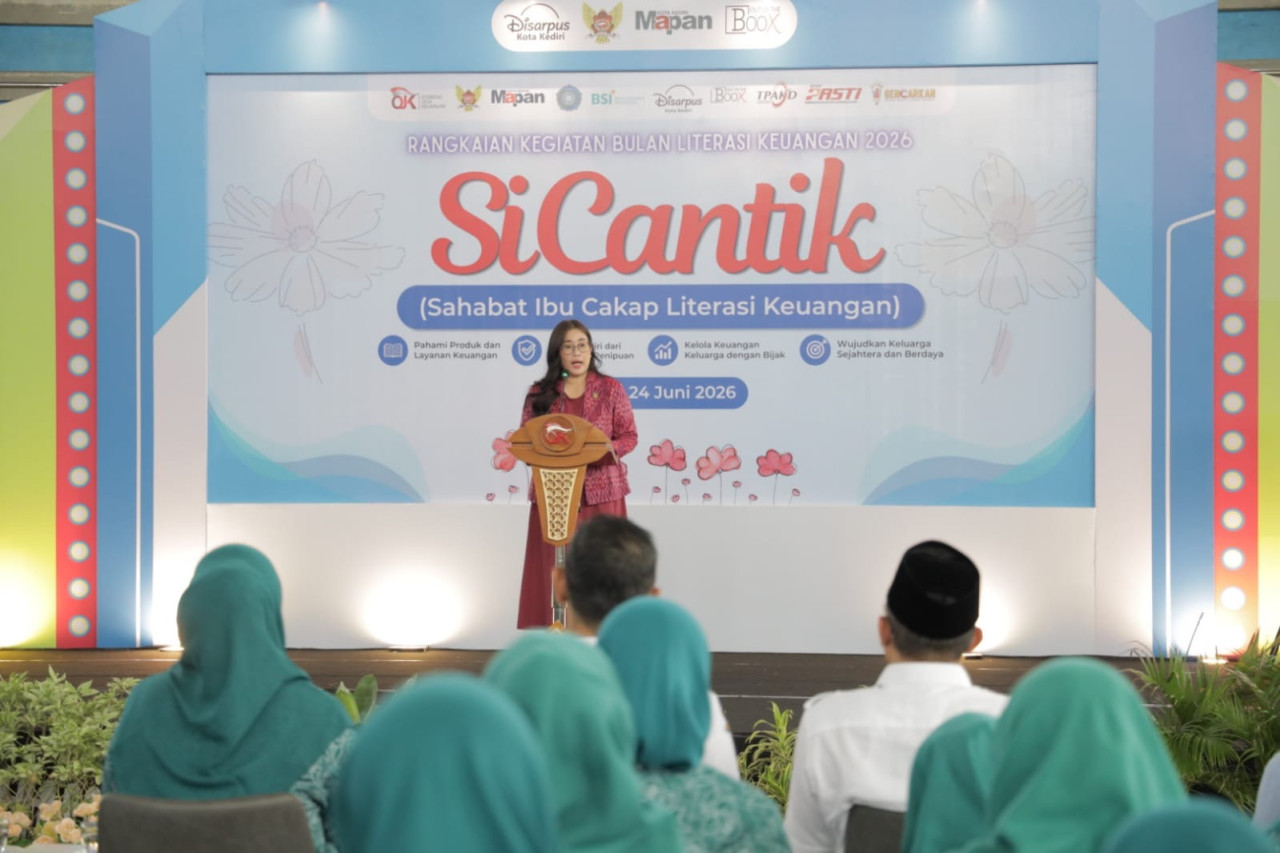 Kepala OJK Kediri, Ismirani Saputri saat membuka program SICANTIK. (Foto: Pemkot Kediri/jatimnow.com)