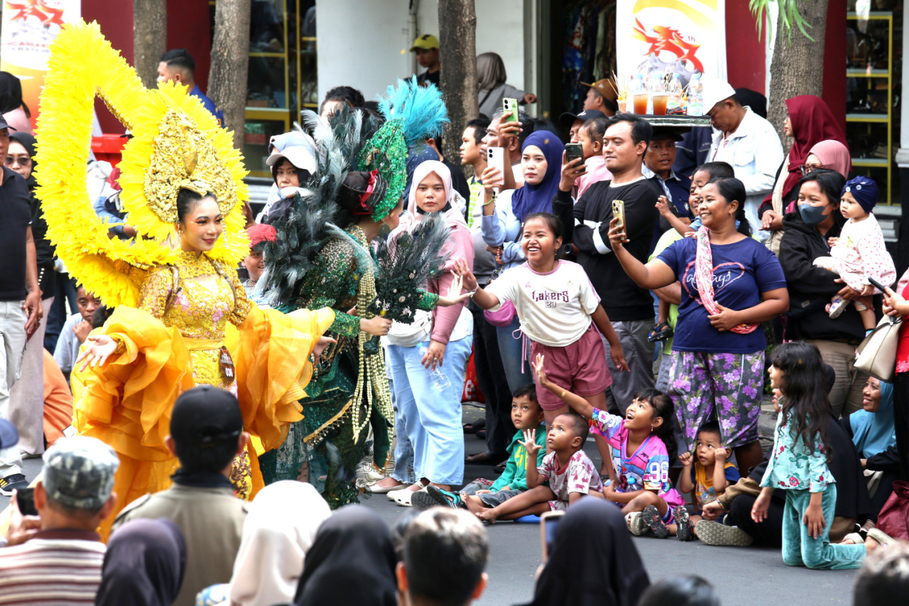 Warga lebih dekat dan bisa berinteraksi dengan para peraga. (Ali Masduki/jatimnow.com)