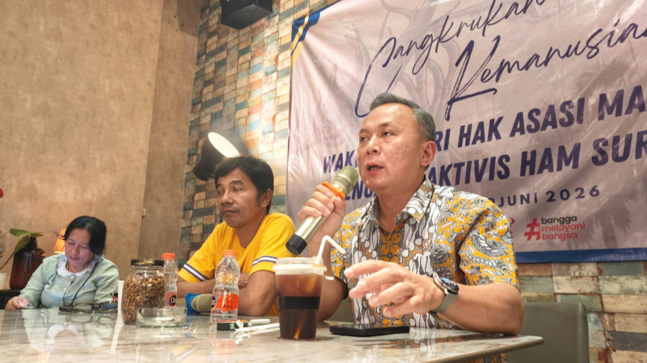 Wakil Menteri HAM Mugiyanto Sipin saat Cangkrukan Kemanusiaan di Surabaya, Jumat  (19/6/2026). (Foto: Ali Masduki/jatimnow.com)