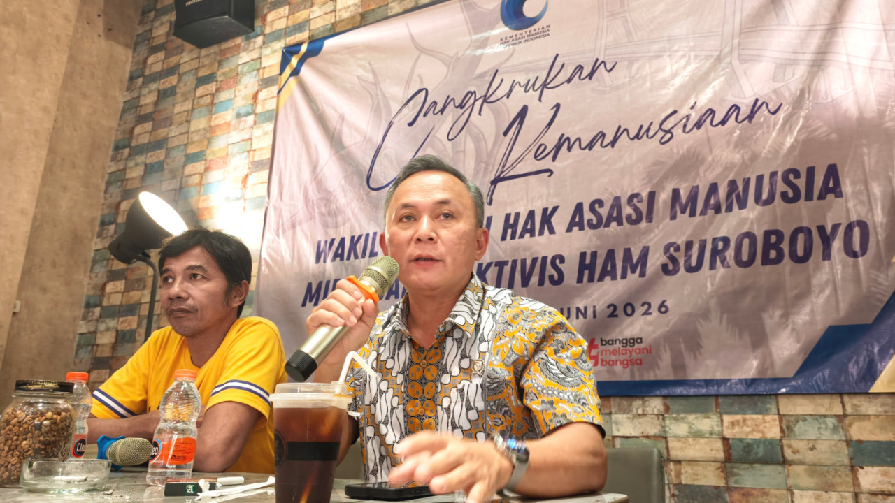 Wamen HAM Mugiyanto Sipin, dalam acara Cangkrukan Kemanusiaan bersama aktivis HAM Surabaya, Jumat (19/6/2026). (Foto: Ali Masduki/jatimnow.com).