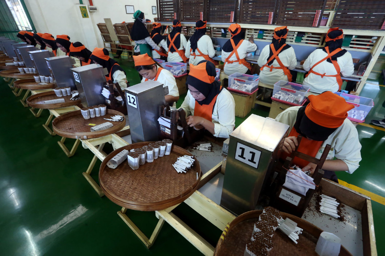 Pekerja sigaret kretek tangan (SKT) menjalankan proses produksi di salah satu fasilitas PT Wismilak Inti Makmur Tbk. Segmen SKT masih menjadi penopang penting industri hasil tembakau nasional karena menyerap tenaga kerja dalam jumlah besar sekaligus menjaga keberlanjutan tradisi kretek Indonesia. (Foto: Ali Masduki/jatimnow.com)