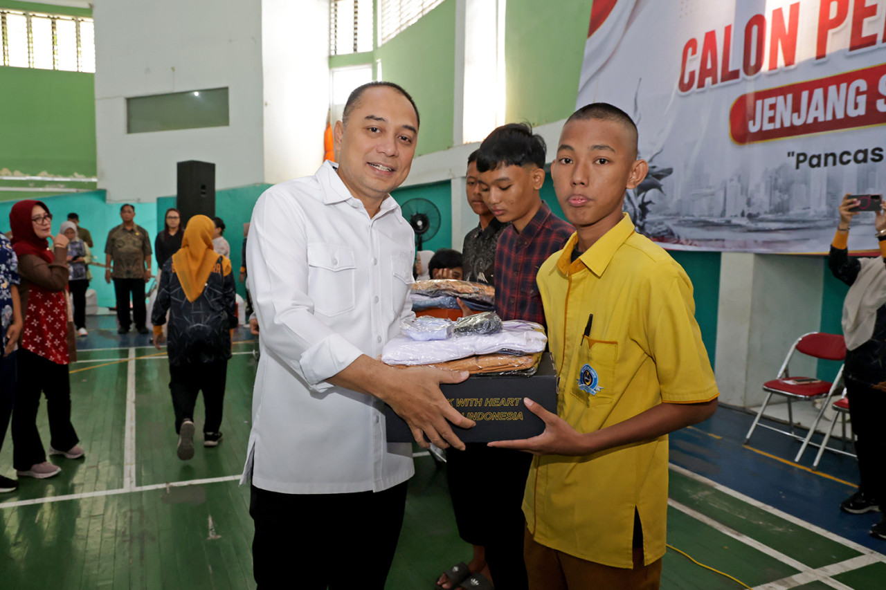 Eri Cahyadi (kiri) menyerahkan bantuan pendidikan secara simbolis (foto-foto: Kominfo Surabaya for jatimnow.com)