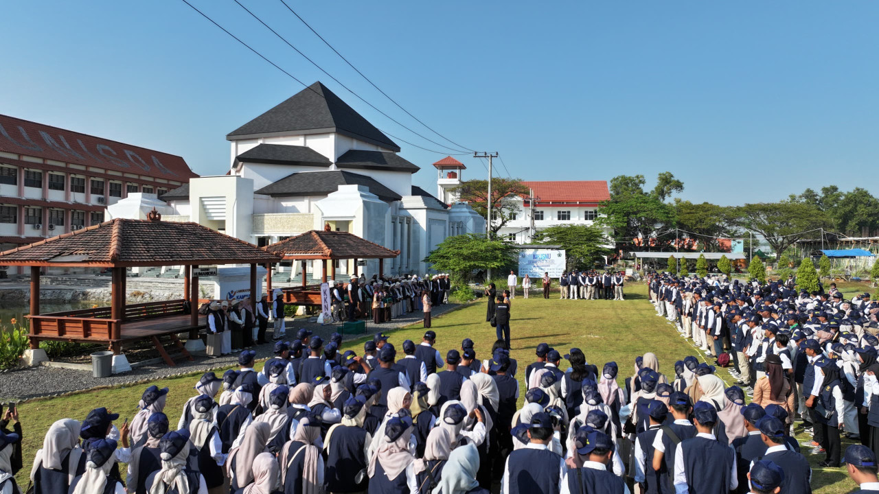 Ratusan Mahasiswa Unisda Lamongan saat dilepas menuju wilayah Program KKN 2026. (Foto : Adyad Ammy Iffansah/jatimnow.com)