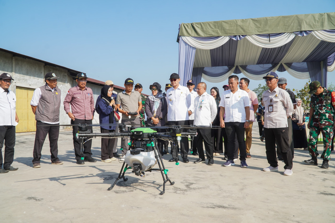 Pemkab Lamongan saat melakukan gerakan pembasmian hama Wereng Batang Coklat. (Foto : Adyad Ammy Iffansah/jatimnow.com).