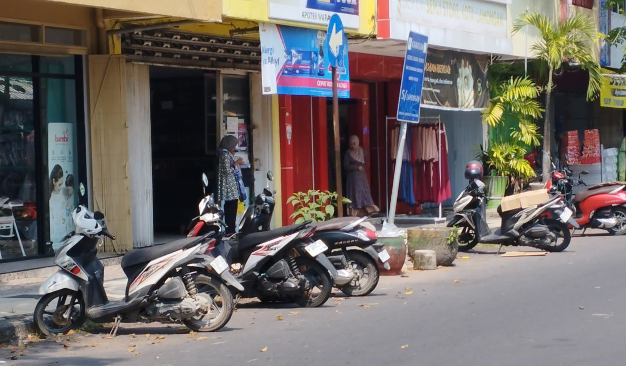 Area parkir di kawasan Pasar Tingkat Lamongan. (Foto : Adyad Ammy Iffansah/jatimnow.com)