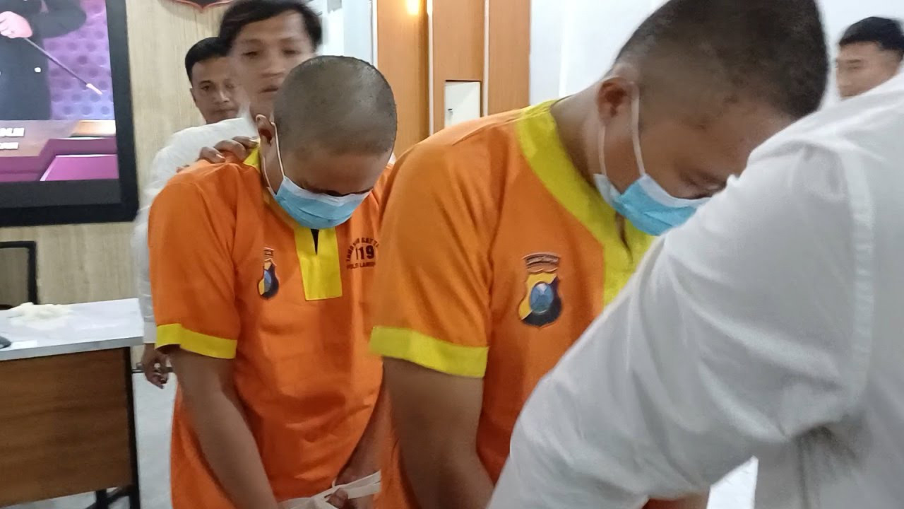Dua tersangka kasus pornografi yang ditangani Polres Lamongan bulan Juni 2025. (Foto : Adyad Ammy Iffansah/jatimnow.com).