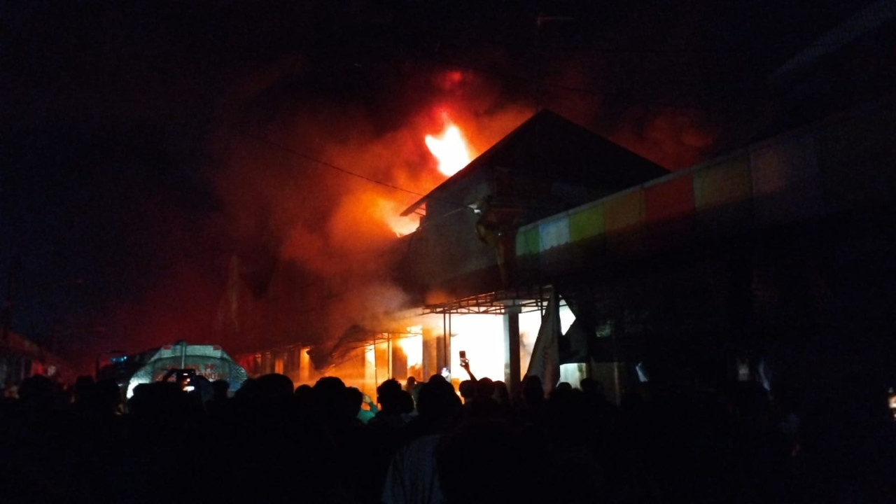 Kebakaran Pasar Agrobis Babat, Lamongan. (Foto : Adyad Ammy Iffansah/jatimnow.com).