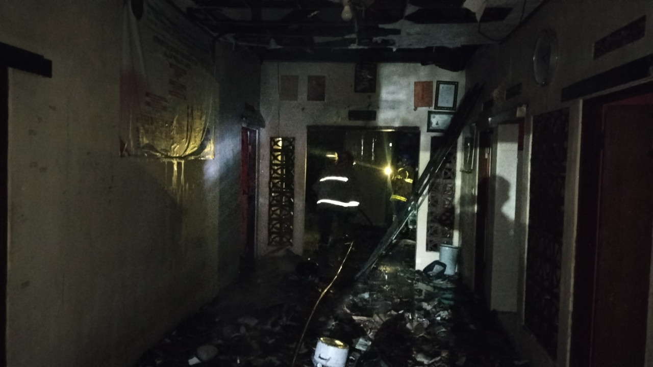 Kondisi Kantor LSM Lamongan seusai insiden kebakaran. (Foto : Damkar Lamongan for jatimnow.com)