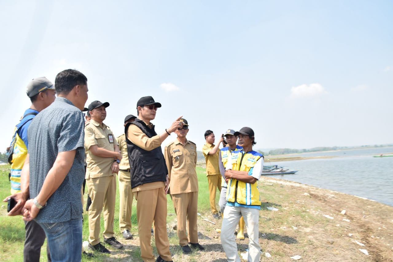 Alami Pendangkalan, Pemkab Lamongan Keruk Waduk Gondong untuk Pertanian