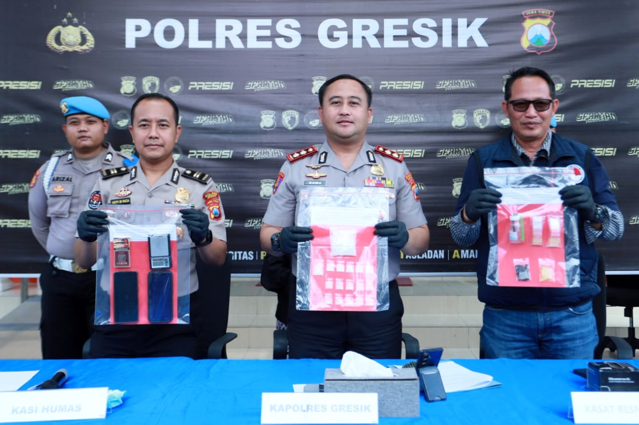 Polisi merilis barang bukti berupa sabu di Polres Gresik (foto: Humas Polres Gresik for jatimnow.com)