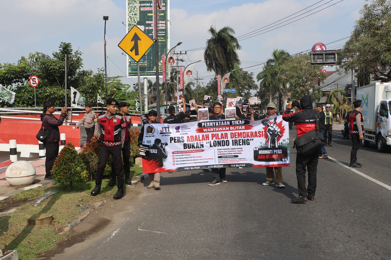 Puluhan Jurnalis di Blitar gelar aksi kecam dan minta Prabowo Subianto minta maaf. (Foto: Bramanta/jatimnow.com)