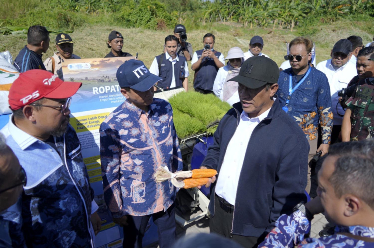 Mentan RI Andi Amran Sulaiman saat berdiskusi tentang benih jagung varietas unggul yang dikembangkan ITS. (Foto: Humas ITS for jatimnow.com)
