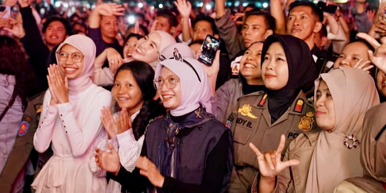 Mbak Vinanda menikmati Ari Lasso in Concert dalam peringatan Hari Jadi Kota Kediri ke-1147.