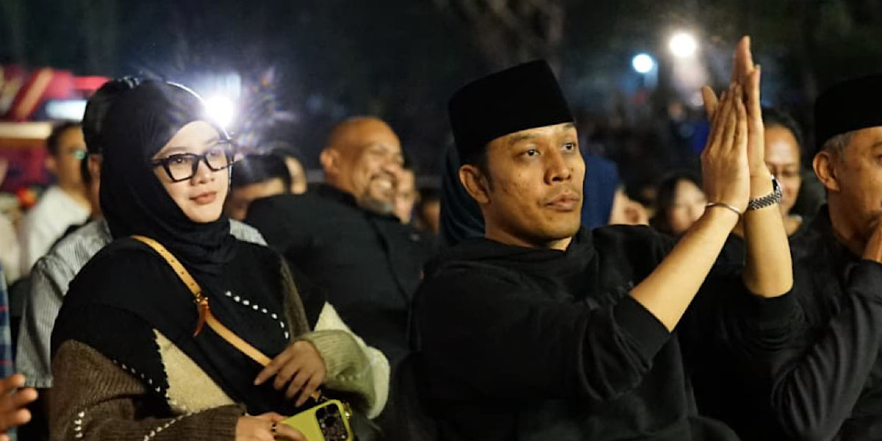 Gus Kautsar menikmati Ari Lasso in Concert dalam peringatan Hari Jadi Kota Kediri ke-1147.
