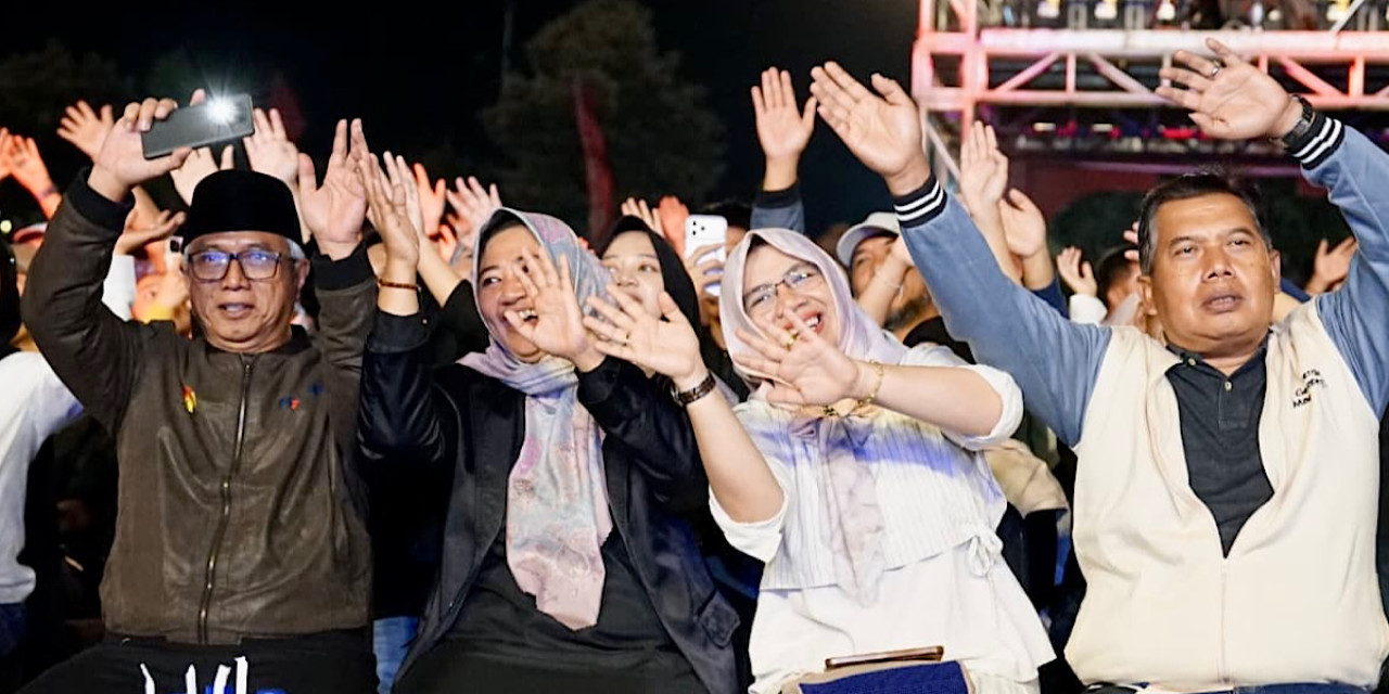 Gus Qowim menikmati Ari Lasso in Concert dalam peringatan Hari Jadi Kota Kediri ke-1147.