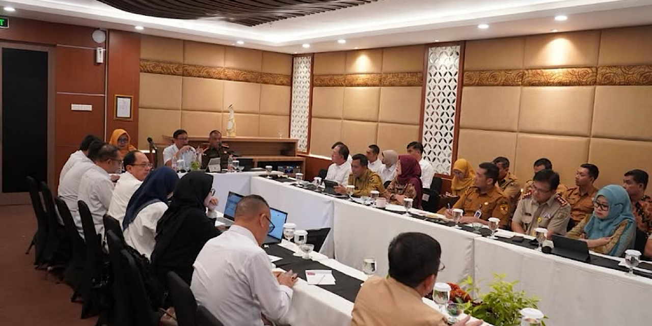 Rapat penyelesaian pengadaan tanah yang digelar Kejaksaan Agung RI di Ballroom Hotel Grand Inna Tunjungan Surabaya. (Foto: Pemkab Kediri/jatimnow.com)