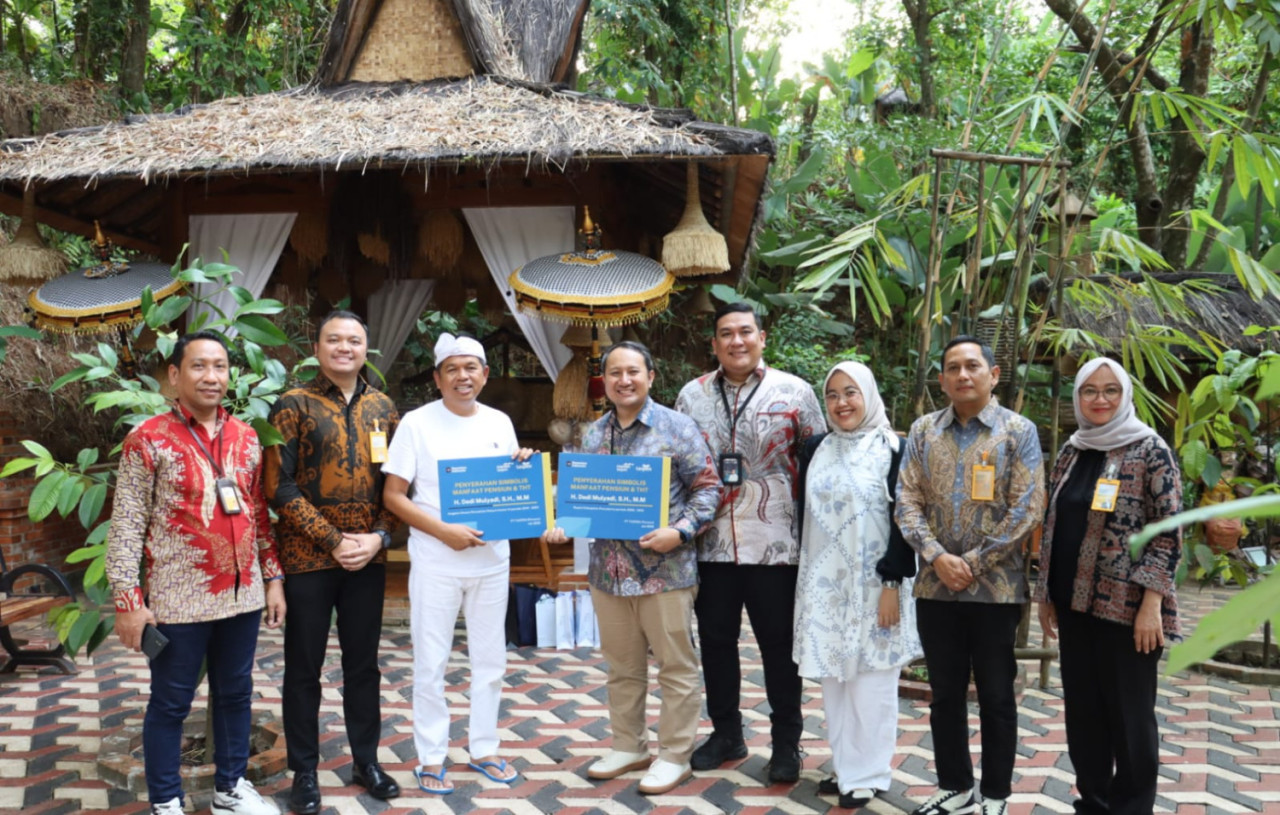 Simbolis penyerahan THT dan pensiun dari Bank Mandiri Taspen dan Taspen kepada Dedi Mulyadi (KDM). (Foto: Bank Mandiri Taspen for jatimnow.com)