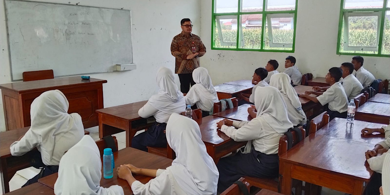 Bupati Kediri Hanindhito Himawan Pramana saat meninjau MPLS. (Foto: Pemkab Kediri/jatimnow.com)