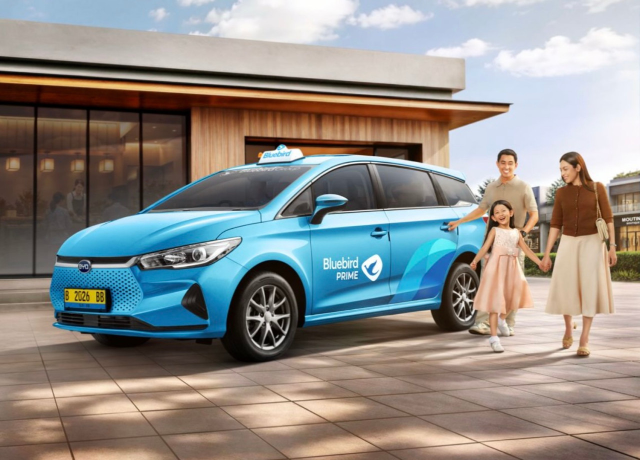 Bluebird BYD E6 Mengaspal Perdana di Jalanan Surabaya