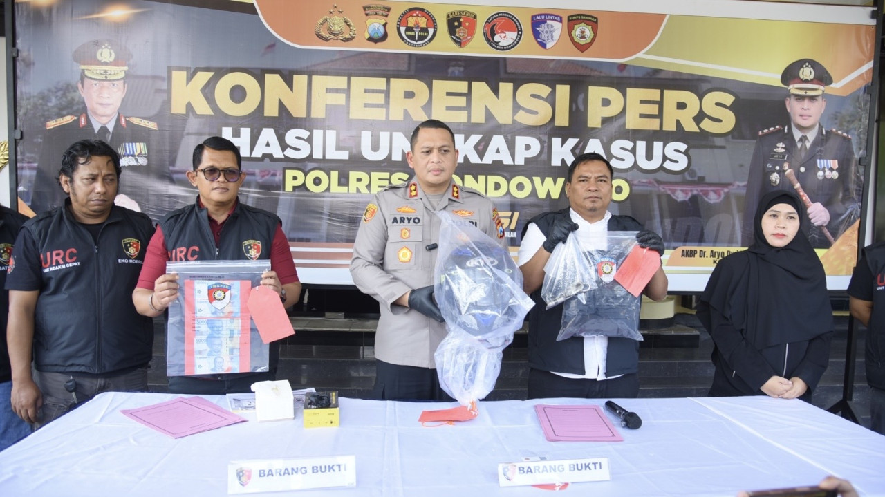 Kapolres Bondowoso AKBP Aryo Dwi Wibowo menunjukkan barang bukti kejahatan. (Foto: Polres Bondowoso/jatimnow.com)