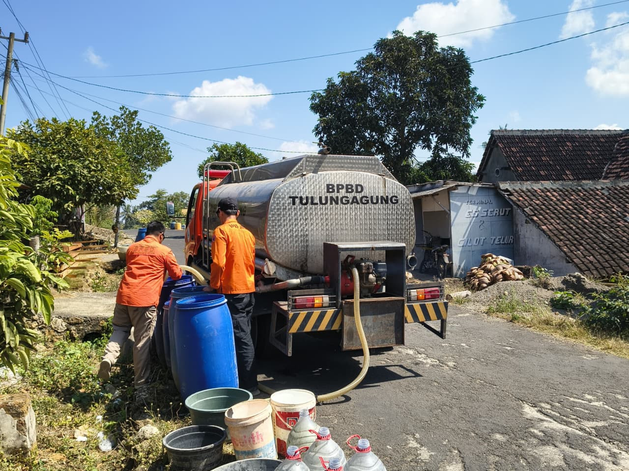 Petugas BPBD Tulungagung saat menyalurkan bantuan air bersih. (Foto: BPBD for jatimnow.com)