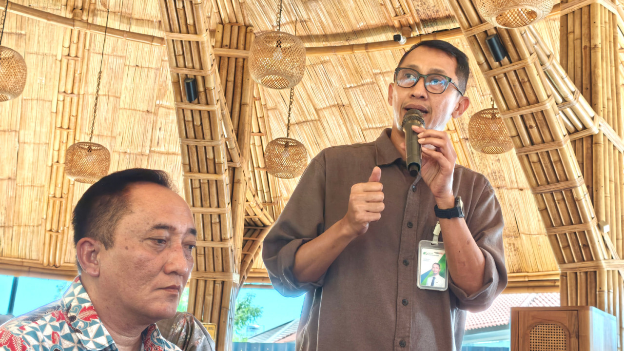 Kepala BPJS Ketenagakerjaan Cabang Juanda, Teldi Rusnal (kanan), memaparkan strategi 3C. (Foto: Ali Masduki/jatimnow.com)