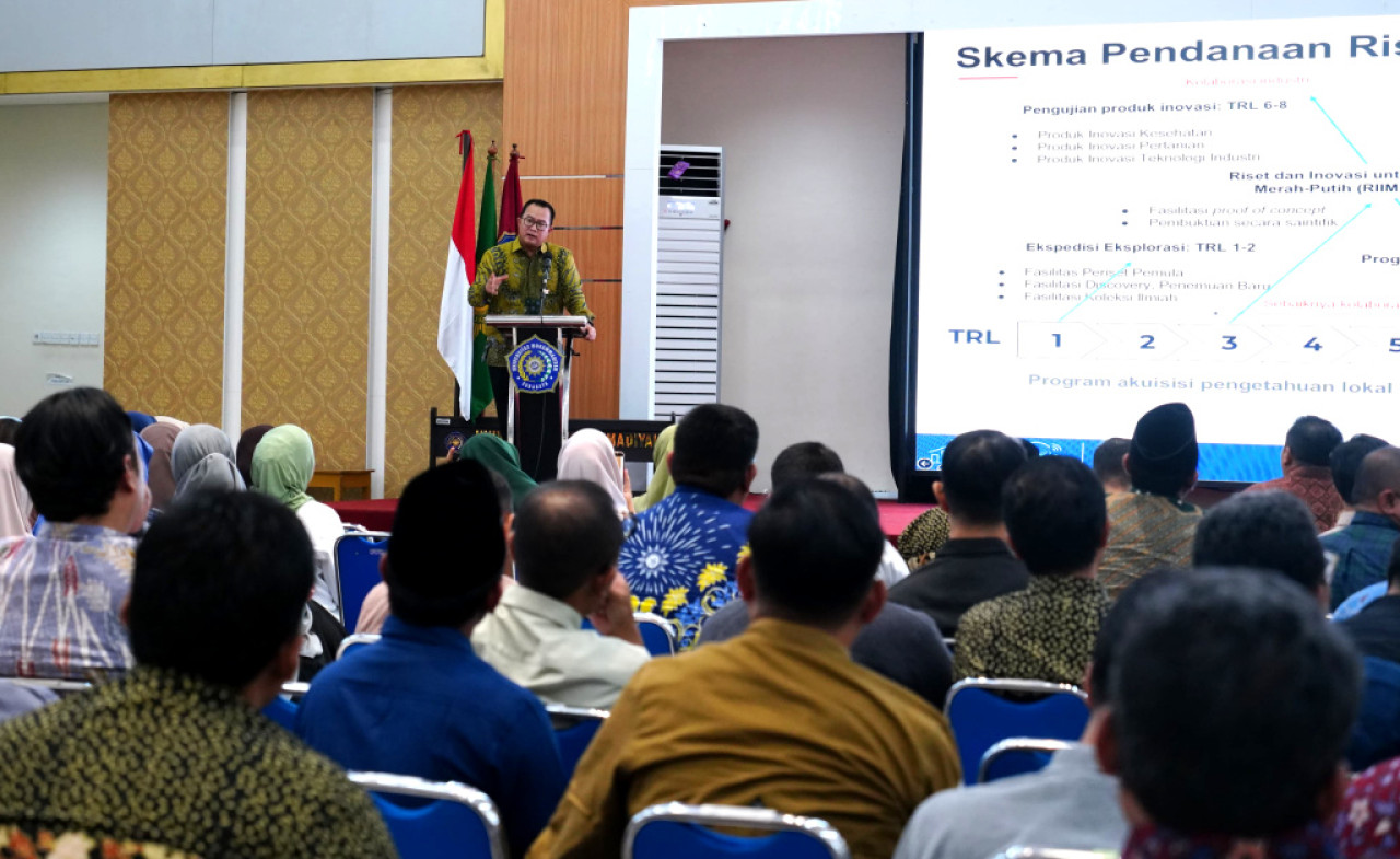 Kepala BRIN Arif Satria memaparkan materi di Umsura, Sabtu (4/7/2026). (Foto: Umsura for jatimnow.com)