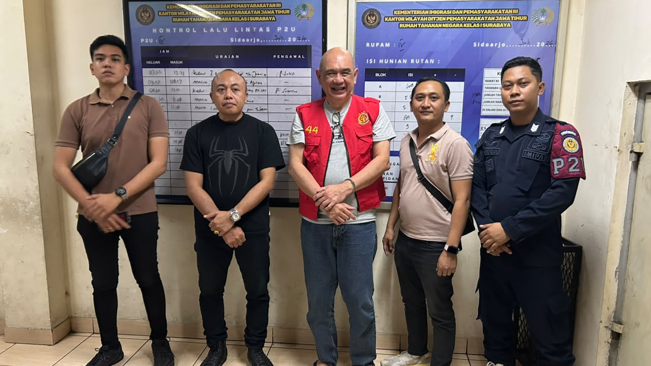 Mulia Wirjanto (tengah), terpidana kasus penipuan modal usaha gula bernilai Rp10 miliar usai diamankan. (Foto: Kejari Surabaya/jatimnow.com)
