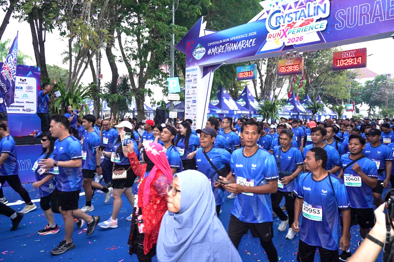 Ribuan pelari antusias mengikuti Crystalin RunXperience 2026 di Surabaya. (Foto: Ali Masduki/jatimnow.com)