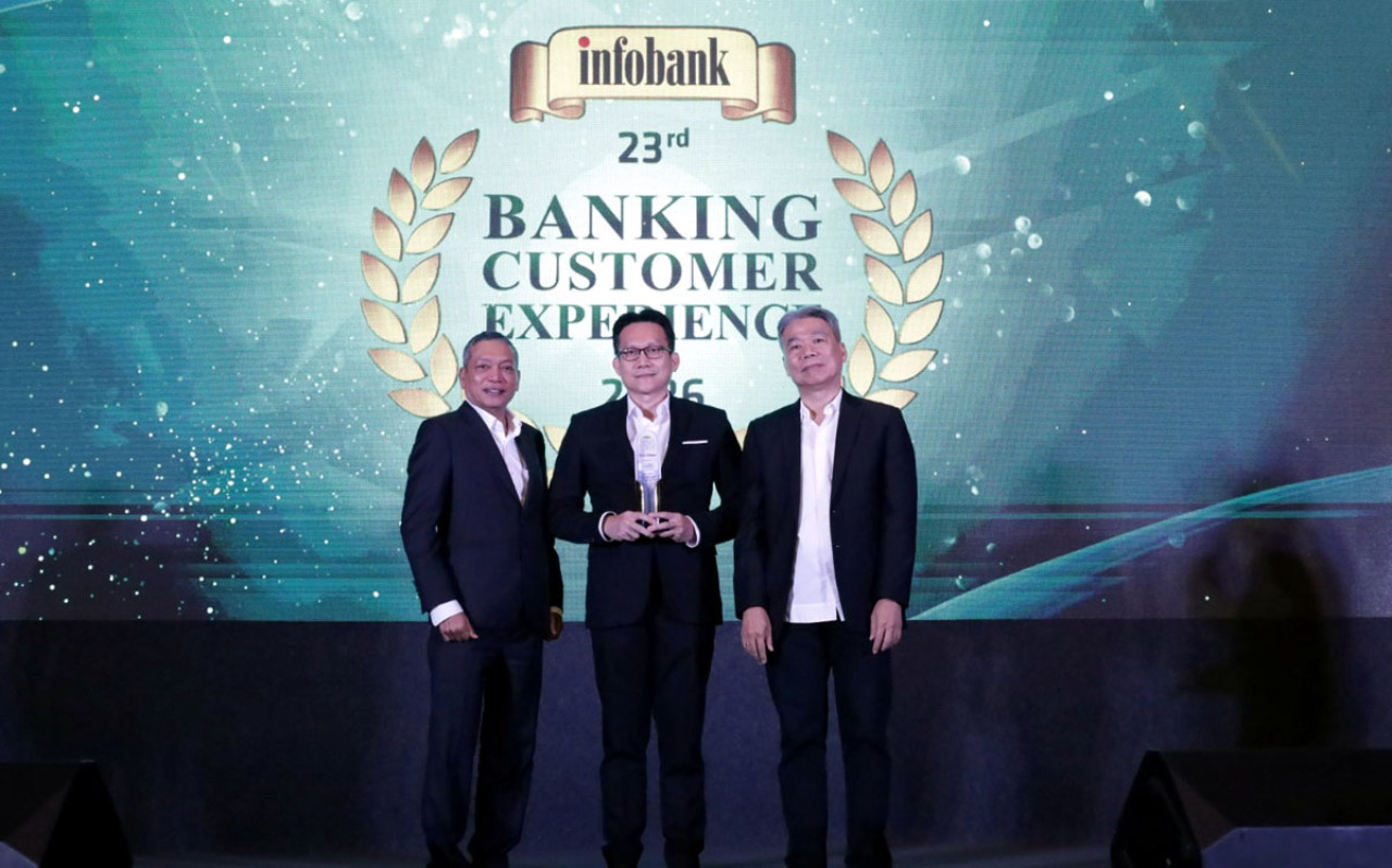 Danamon membukukan 12 penghargaan pada ajang 23rd Banking Customer Experience 2026, meliputi kategori Bank Umum Konvensional dan Unit Usaha Syariah. Penghargaan diterima oleh Branch & People Management Head Danamon, Yusno Kadino (tengah). Raihan tersebut mempertegas komitmen Danamon dalam menghadirkan layanan perbankan yang relevan, andal, dan berorientasi pada pengalaman nasabah. (Foto/Danamon)