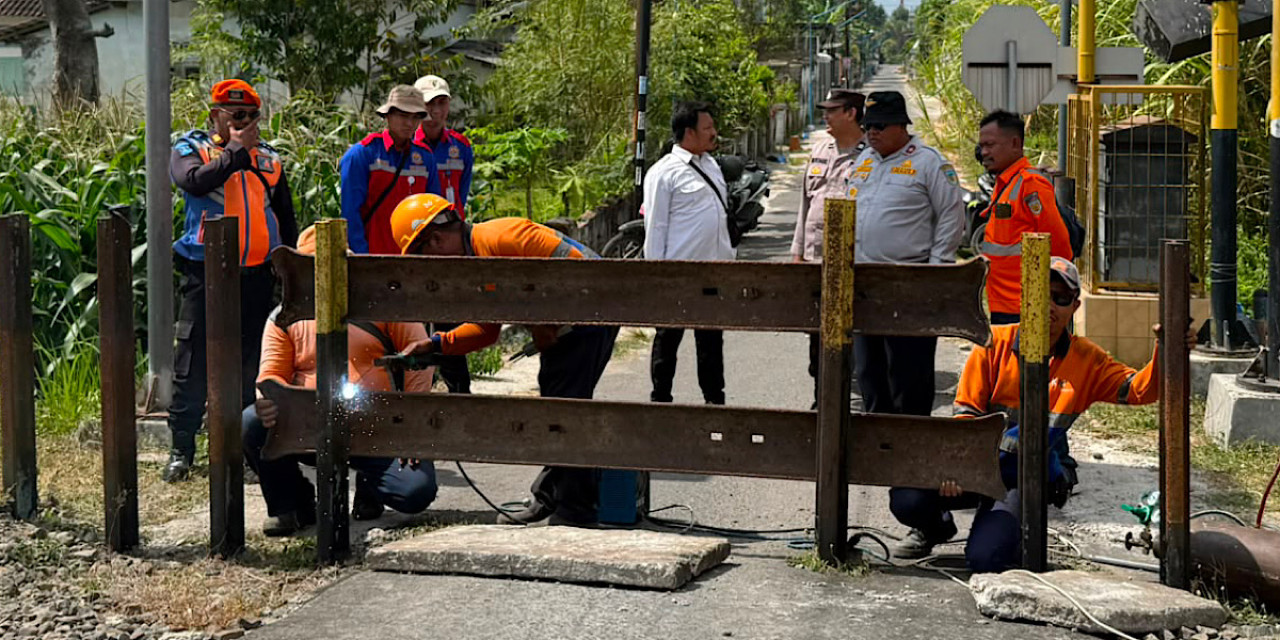 Daop 7 Madiun menutup permanen perlintasan sebidang tidak resmi atau perlintasan liar di KM 172+5 petak jalan Kras–Ngadiluwih, Kabupaten Kediri. (Foto: Daop 7 Madiun/jatimnow.com)