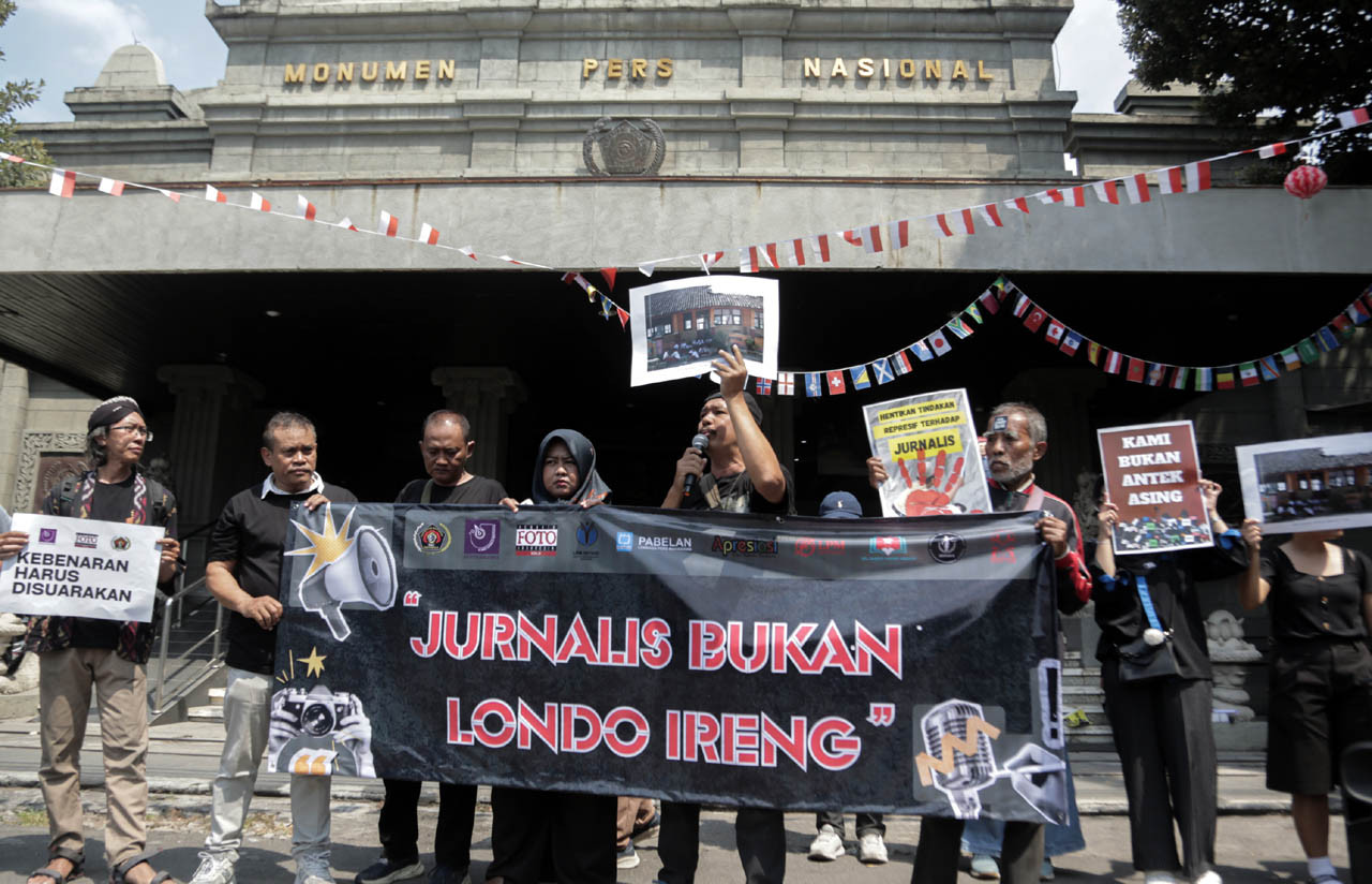 Jurnalis dan LPM Soloraya menggelar aksi damai menolak stigma "londo ireng" terhadap pers yang dinilai mengancam kebebasan pers dan demokrasi. (Foto: PFI Solo/M Nursina)
