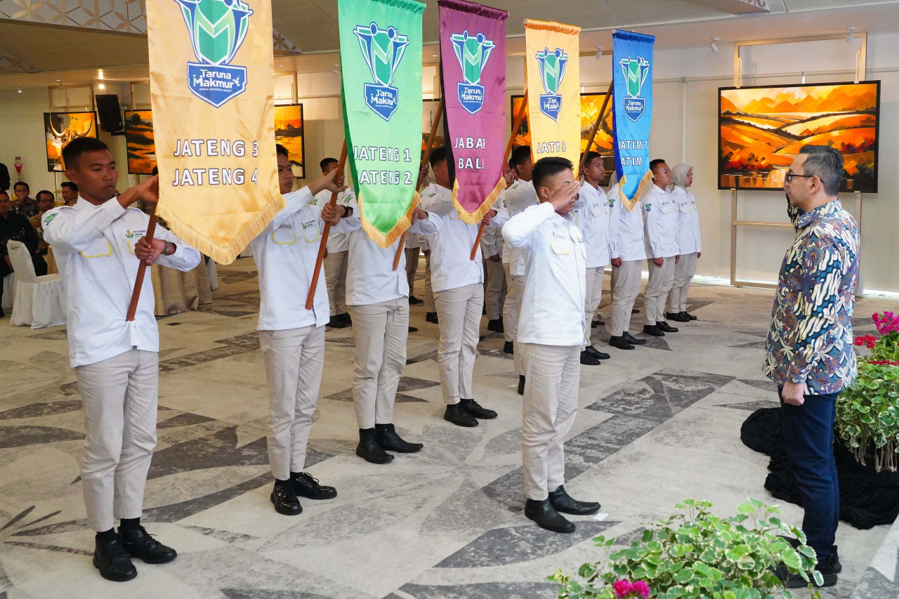 Direktur Keuangan dan Umum Petrokimia Gresik, Adityo Wibowo (kanan), melakukan inspeksi peserta Program Wirakarya Taruna Makmur Batch IX. (Foto: Petrokimia Gresik for jatimnow.com)