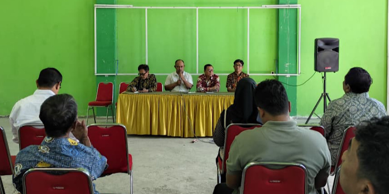 Komisi III DPRD Kabupaten Kediri meninjau langsung kondisi jalan di kawasan kantong lahar Desa Wonorejo Trisulo. (Foto: Nanik for jatimnow.com)