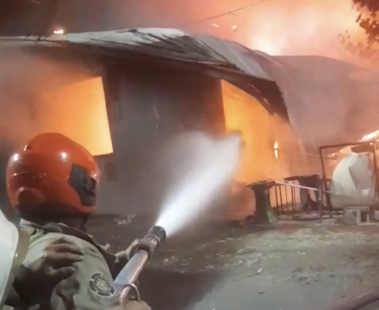 Diduga Dipicu Kebocoran LPG, Satu Rumah dan Tiga Lapak di Dukuh Kupang Terbakar