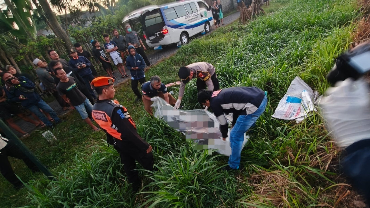 Petugas mengevakuasi korban tewas tertemper kereta api di Tulungagung. (Foto: Polsek Rejotangan for jatimnow.com)