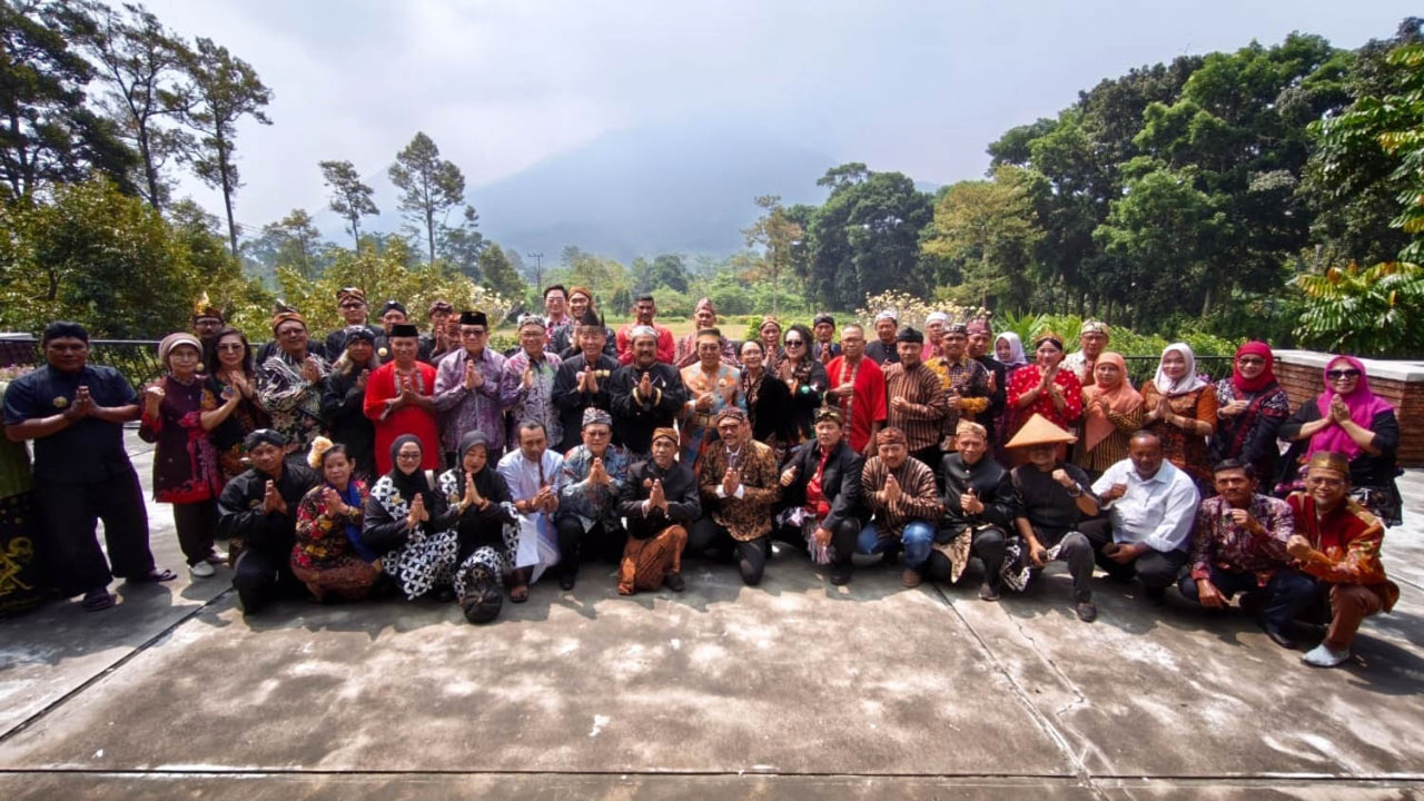 Dewan Pengurus Pusat Masyarakat Adat Nusantara (DPP MATRA) dan Dewan Pengurus Pusat Gerakan Tani Masyarakat Adat (GATRA) foto bersama dengan latar belakang Gunung Penanggungan, di UTC Trawas, Mojokerto, Rabu (29/7/2026). (Foto: Ali Masduki/jatimnow.com)