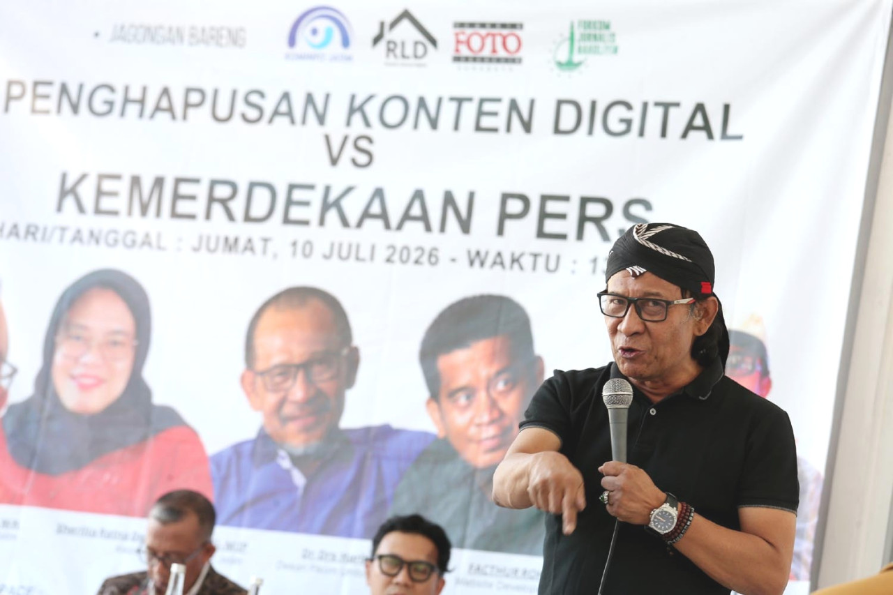 Dekan Fikom Unitomo Harliantara saat membahas keseimbangan antara perlindungan hak individu dan kemerdekaan pers. (Foto: Ali Masduki/jatimnow.com)