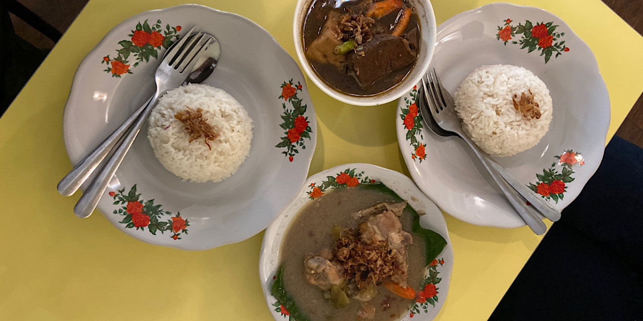 Blusukan ke Gang Sempit Jalan Tunjungan Surabaya, Ada Makanan Khas Jogja yang Autentik